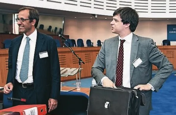 Odvetnik skupine izbrisanih, ki se je obrnila na Evropsko sodišče za človekove pravice Andrea Saccucci (desno) je v torek dejal, da sodišče o zahtevi za zdaj še ni odločilo, prav tako pa nima informacij, kdaj bi to lahko naredilo