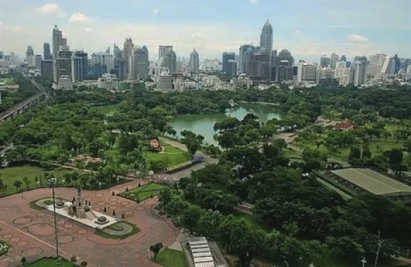 V tajski prestolnici Bangkok od danes pri varovanju vladnih poslopij pred protivladnimi protestniki policiji pomaga tudi vojska
