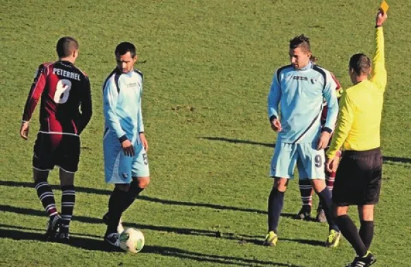 Massimo Coda (desno v modrem dresu) je v Kranju dosegel zadetka, prejel pa je tudi rumeni karton
