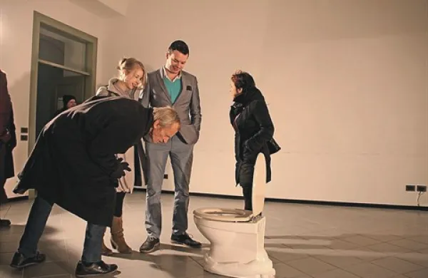 Politična reciklaža, instalacija Valerie Wolf Gang na Visoki šoli za umetnost Unioverze v Novi Gorici,  v Gorici
