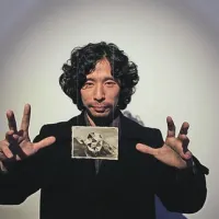 Japonec Kensuke Koike pred obdelano starinsko fotografijo  