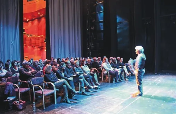 Na velikem odru Slovenskega narodnega gledališča Nova Gorica so se v soboto zvečer  od nekdanjega umetniškega vodje Primoža Beblerja poslovili še igralci, režiserji, sodelavci, znanci in prijatelji in sorodniki