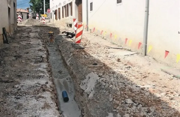 Pridobivanje služnosti za polaganje vodovodnih cevi se je izkazalo za tako trd oreh, da sežanska občina zdaj prosi državo, naj ji pri tem pomaga
