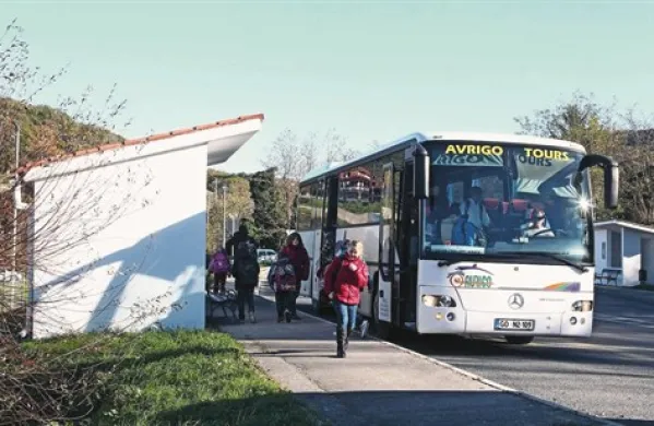 Od danes otroci zjutraj ne bodo več vstopali na avtobus na postajališču ob glavni cesti v Vanganelu, temveč pred bližnjim zadružnim domom