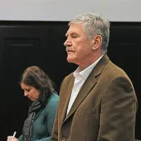 Novogoriško okrožno sodišče je nekdanjega predsednika uprave Primorja Dušana Črnigoja v zadevi prodaje in nakupa delnic Stavbenika leta 2001 spoznalo za krivega in mu dosodilo tri leta zaporne kazni