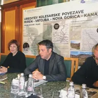 Irena Zore Willenpart (druga z leve v družbi županov Mateja Arčona in Andreja Maffija): “Nabralo se je za eno leto zamude, a je vse še pravočasno, da uspemo počrpati sredstva EU.”
