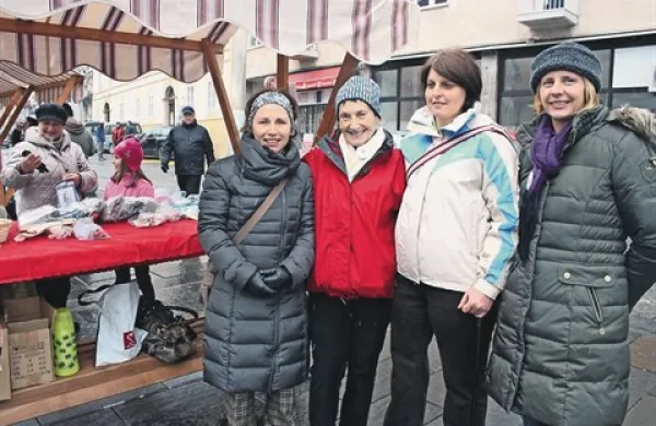   Beti Rupnik (druga z desne) med prostovoljkami Rdečega križa Idrija
