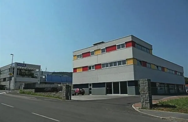 Izolska občina do 5. decembra javno  zbira ponudbe za nakup zemljišč  na vzhodnem območju cone mestne industrije  in parcel  ob Toptermovi hali (na fotografiji) na Industrijski cesti