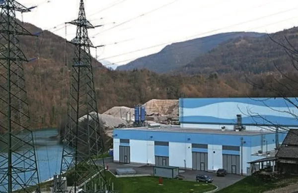 Trije obtoženi niso priznali krivde zaradi hude delovne nesreče na gradbišču črpalne hidroelektrarne Avče, v kateri sta umrla dva delavca, tretji pa je bil težko poškodovan