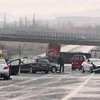 Na poledenelem vozišču je trčilo 20 vozil
