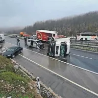 V nesrečo sta bila vpletena tudi avtobus in tovornjak