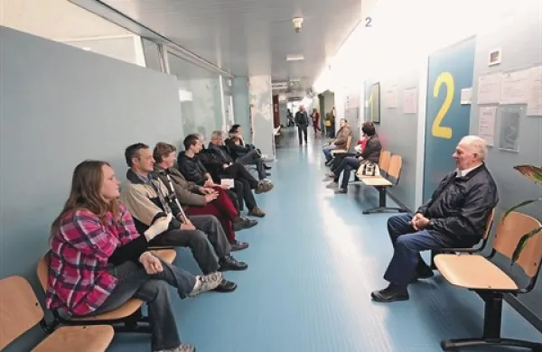 Prvih 31 dni bolniške odsotnosti bremeni delodajalca, medtem ko daljše odsotnosti z dela krije zdravstvena zavarovalnica.