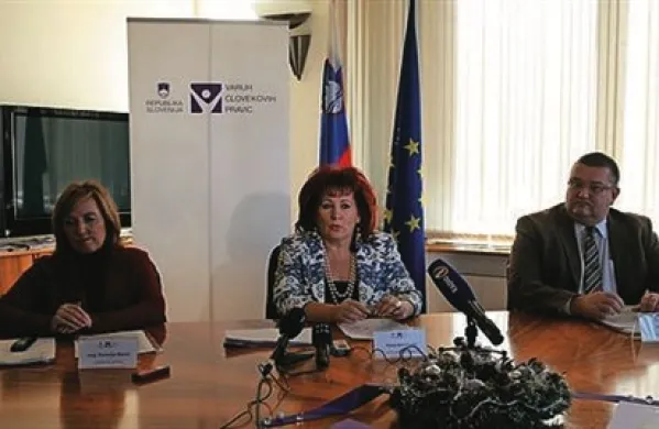  Varuhinja človekovih pravic Vlasta Nussdofer je poudarila, da gre pri odstopu vodstva KPK za signal, da se je treba področju korupcije še bolj posvetiti in dati mnenje o tem, kdo in zakaj ovira delo komisije