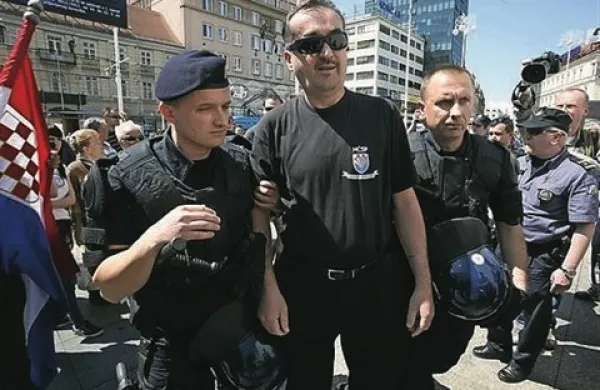Direktorica parka Nataša Jovičić je za hrvaške medije potrdila, da je prejela grozilno elektronsko pošto s podpisom predsednika skrajne desničarske Hrvaške čiste stranke prava  Josipa Miljaka (na fotografiji v sredini)
