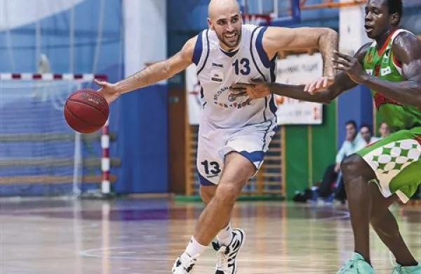 Ilija Zolotić (z žogo) se je odlično znašel v portoroškem košarkarskem klubu