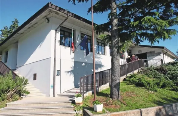 Nova stavba šole je bila v letu 1973 poimenovana po Alojzu Gradniku. V stari šolski stavbi pa  je danes kulturni dom.

