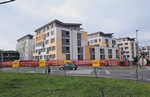 Nad kletjo in pritličjem so  samo tri etaže in mansarda, a so bloki zaradi vmesnih   povezav in  dodatnega pritličja videti ogromni   