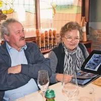 Elvisova starša Cvetka in Cvetko med obujanjem spominov iz foto knjige