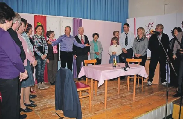 Dramska skupina s Planine je za smeh poskrbela s komedijo o  šoli nekoč in danes 