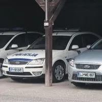 Policisti so šele z javnim pritiskom dosegli, da bodo z vozil prometne policije umaknili dvomljive kitajske gume