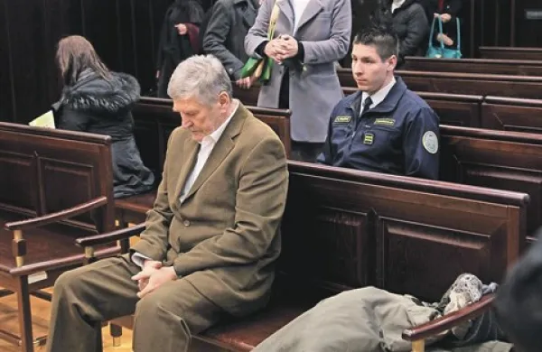 Dušan Črnigoj je že od lanskega decembra ves čas zanikal očitke tožilstva in trdil, da je ravnal zakonito. Državna tožilka mu je na predobravnavnem naroku v zameno za priznanje krivde ponudila leto in osem mesecev zapora.