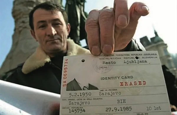 Z dopolnili k prvotnemu predlogu zakona o izbrisanih  se je razširil krog upravičencev, v upravnem postopku se je višina denarne odškodnine  za vsak zaključen mesec izbrisa zvišala s 40 evrov na 50 evrov