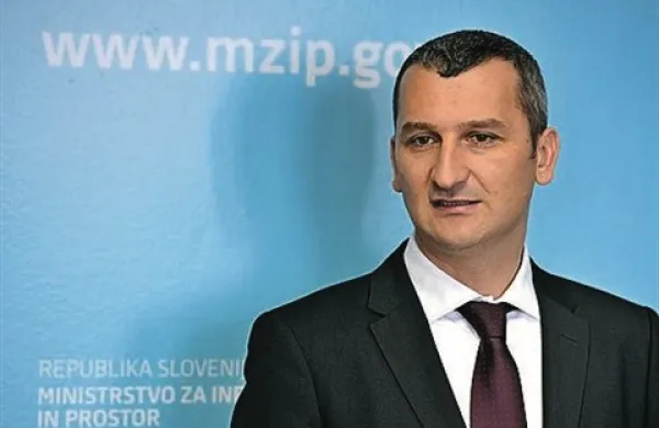 Minister za infrastrukturo in prostor Samo Omerzel, ki je zaradi sodelovanja njegovega zasebnega podjetja Lastinski z Darsom v zadnjih dneh postal tarča kritik v politiki in javnosti, ne namerava odstopiti
