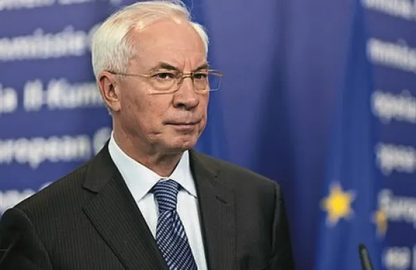 ukrajinski premier Mikola Azarov je v ponedeljek proteste primerjal z državnim udarom