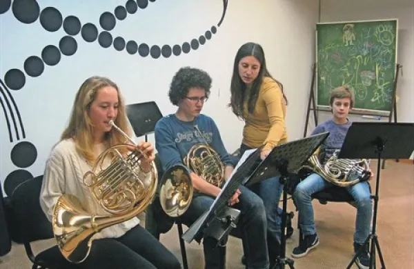 Medtem, ko so tolkalci vadili z žogami v telovadnici, so druge skupine Pihalnega orkestra Komen pilile najtežje dela v Godbenem domu.