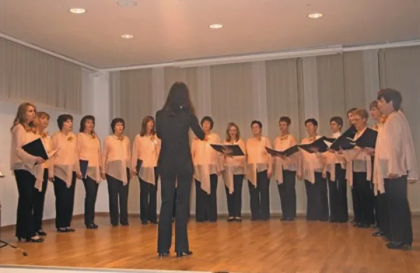 Koncert ob petnajstem jubileju ženskega zbora Prem z dirigentko Meto Kirn 