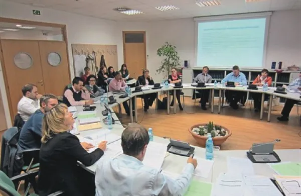 Svetniki v Divači so predstavitev projekta Geopark Kras-Carso  spremljali in o njem razpravljali dokaj mlačno
 
