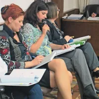 Marjetka Kljun (levo) in Katja Fedrigo sta projekt vzpostavitve Geoparka Kras-Carso najprej predstavili na  sežanski občinski seji  