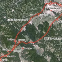 V javni razpravi sta dve različici trase: severna, z  nadgradnjo obstoječega 200-kilovoltnega daljnovoda v  400-kilovoltnega,   in južna, ki bi bi  tekla  vzporedno z obstoječim 400-kilovoltnim daljnovodom (severnega bi v tem primeru porušili)