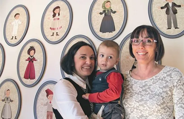 Razstavo sta pripravili (z desne) etnologinja Tina Novak Pucer in ilustratorka Irena Gubanc, ki ji na fotografiji družbo dela  sin Jakob