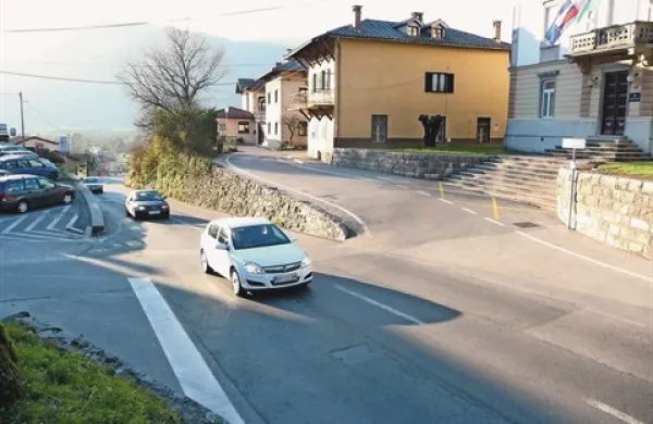 Očitno je zmanjkalo denarja tudi za preureditev nevarnega križišča, a v Tolminu ne obupujejo