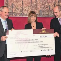 Letošnji ček sta Ireni Cetin Lovšin predala predsednik Vinakoprove uprave Nevio Pucer in glavni enolog Boštjan Zidar