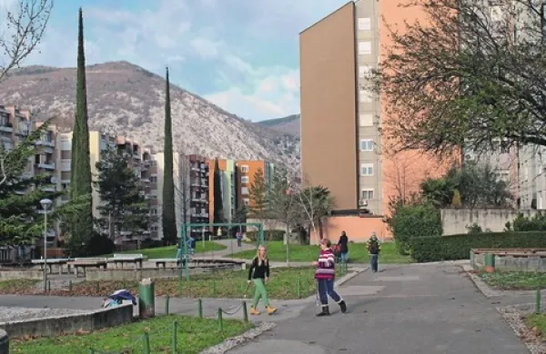 Na Cankarjevi ulici in Ulici Gradnikove brigade je največ odjemalcev Kenog, od tam pa prihaja tudi največ podpisnikov peticije in opozoril o predragem ogrevanju