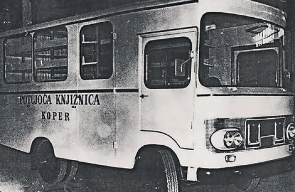 Prvi slovenski bibliobus je med bralce koprskega podeželja krenil  januarja leta 1973 
