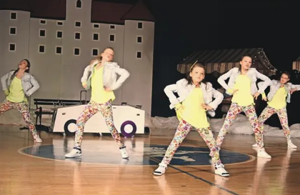   Starši množice  mladih plesalcev so s sceno poustvarili ulico, prva trenerka modernih plesov Renata Alibegovič pa je zasnovala zgodbo, v kateri je bilo dovolj prostora za  predstavitev vseh klubskih  plesalcev