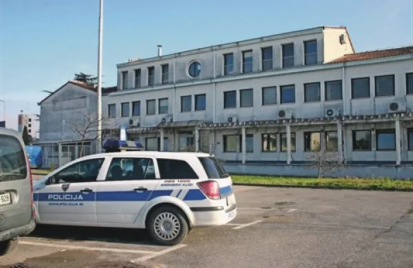 Na koprski policijski upravi bodo zaposleni očitno še nekaj časa delali v visečih prostorih