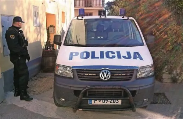 Policisti pred stanovanjsko hišo v Solkanu 