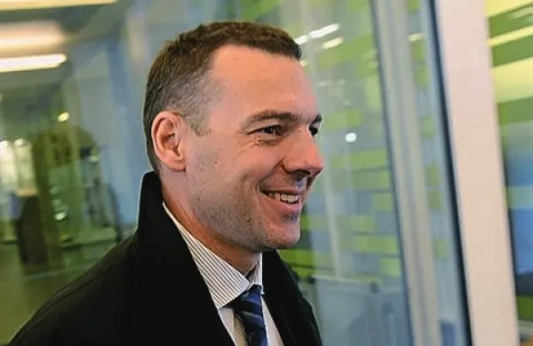 Po neuradnih informacijah Alenka Bratušek še ne bo predlagala novih ministrov. Funkcijo gospodarskega ministra naj bi začasno prevzel finančni minister Uroš Čufer, zdravstvenega pa zunanji minister Karl Erjavec.