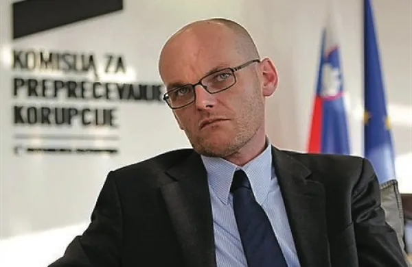 Predsednik KPK Goran Klemenčič na seznam podjetij, za katera veljajo omejitve poslovanja, ni uvrstil podjetja Imobilia Plus, ki ga je njegova soproga Nina Zidar Klemenčič soustanovila novembra 2011