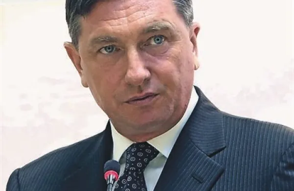 Predsednik republike Borut Pahor je danes podpisal javni poziv za zbiranje kandidatur za predsednika in dva namestnika predsednika Komisije za preprečevanje korupcije