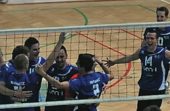 Odbojkarji Go Volleya  so zmago naredili velik korak k uvrstitvi v modro skupino, s tremi točkami so prišli celo na tretje mesto