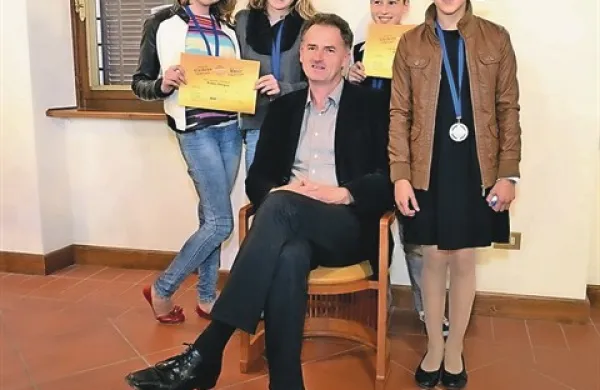 Tiara Stergulc in Dea Kolenc ter  Tadej Sivić in  Ana Simčič s svojim profesorjem klavirja Bojanom Glavino na tekmovanju v  Naborjetu  