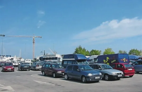 Koprčan in Izolan naj bi voznika avtobusa napadla na parkirišču pri izolski ladjedelnici