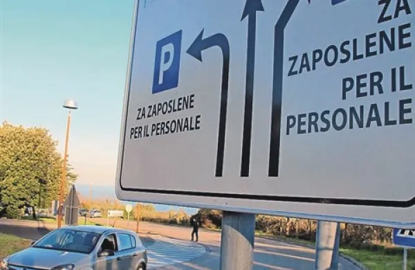Tabla ob uvozu s krožišča je jasna, a so jo doslej le redki upoštevali