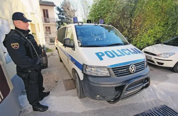  Policijski avtomobili, ki so stali pred več hišami na Goriškem, so bili znak množičnega kriminalističnega ribarjenja. Ujeli so 20 domnevnih preprodajalcev heroina in kokaina.