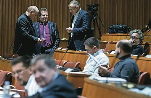 Državni svet na današnji izredni seji ni izglasoval odložilnega veta na novelo zakona o javnih financah, ki daje pravno podlago za državno dokapitalizacijo bank po objavi rezultatov stresnih testov